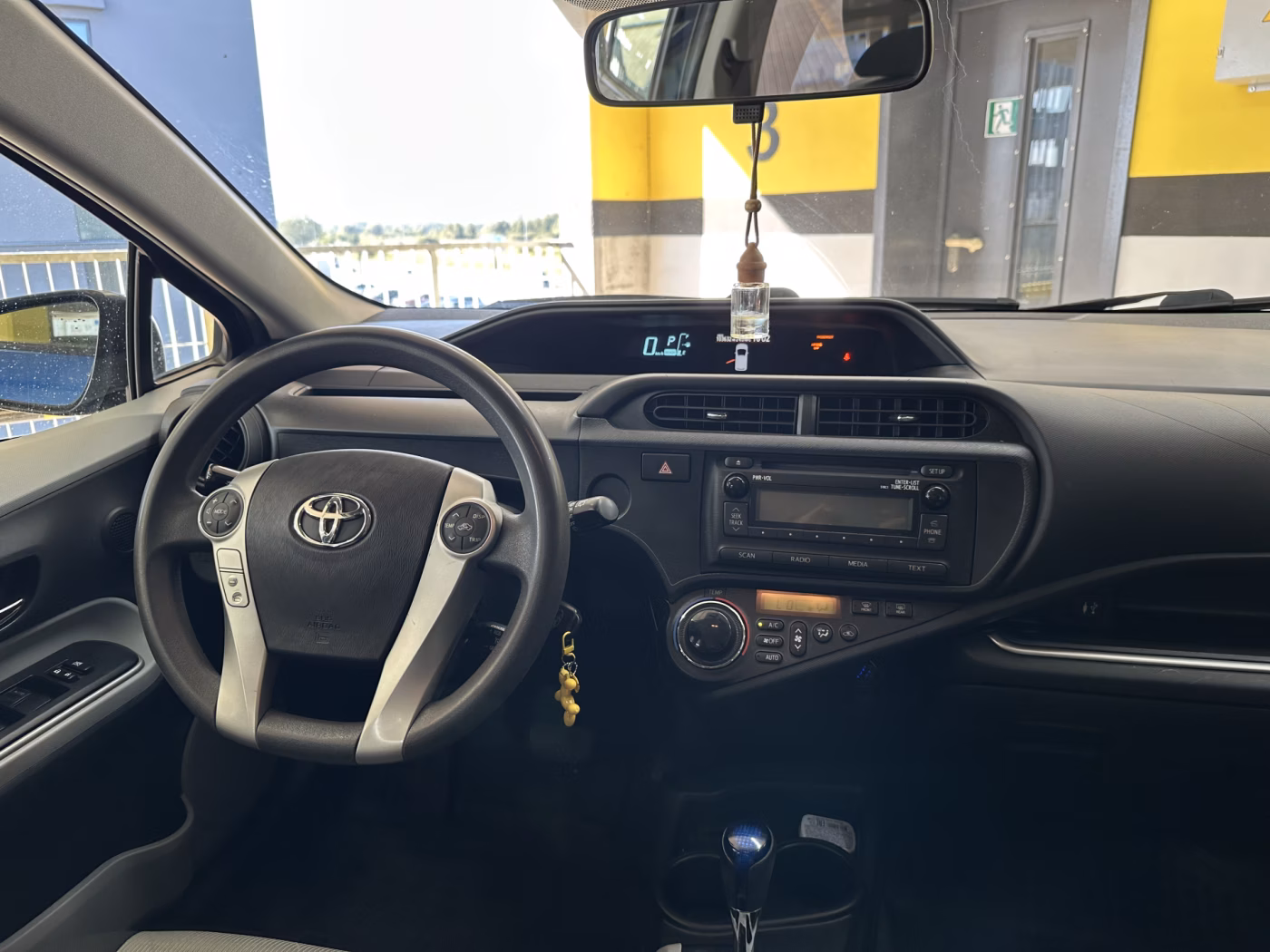 Toyota Prius C фото 10