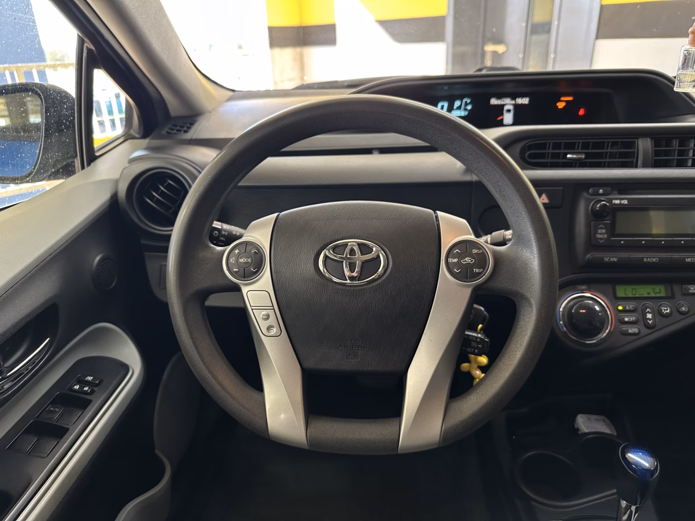 Toyota Prius C фото 11