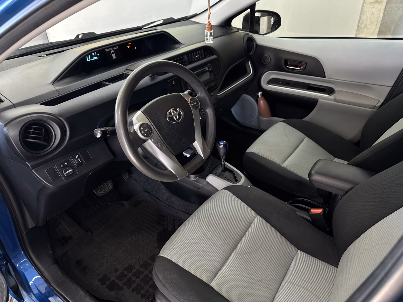 Toyota Prius C фото 13