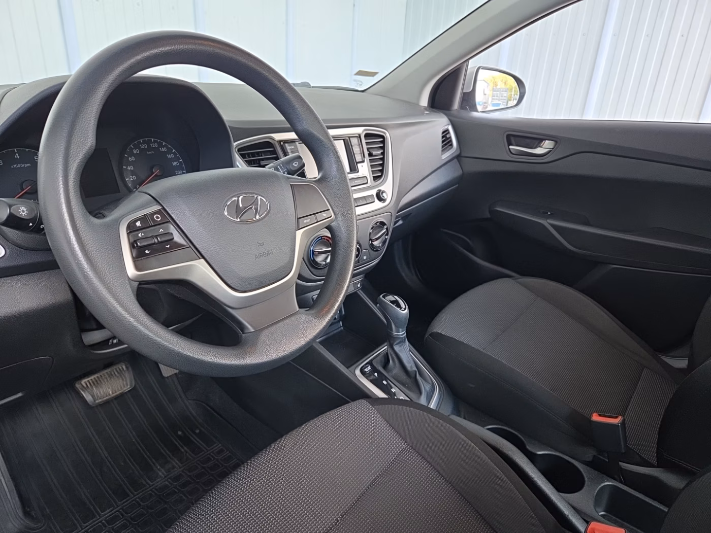 Hyundai Solaris фото 12