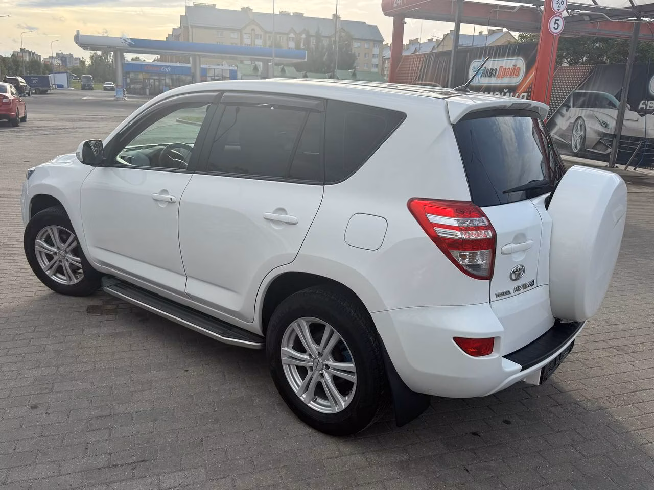 Toyota RAV4 фото 5