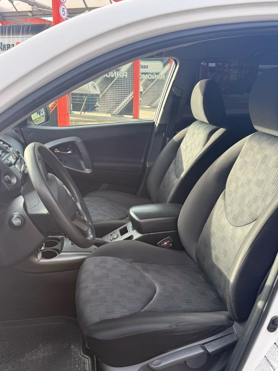 Toyota RAV4 фото 10