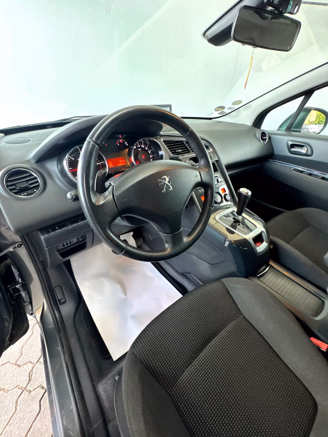 Peugeot 5008 фото 10
