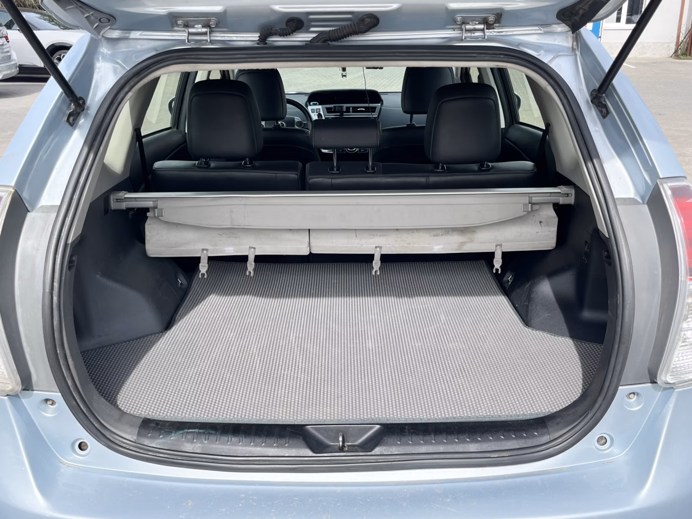 Toyota Prius V(+) фото 9