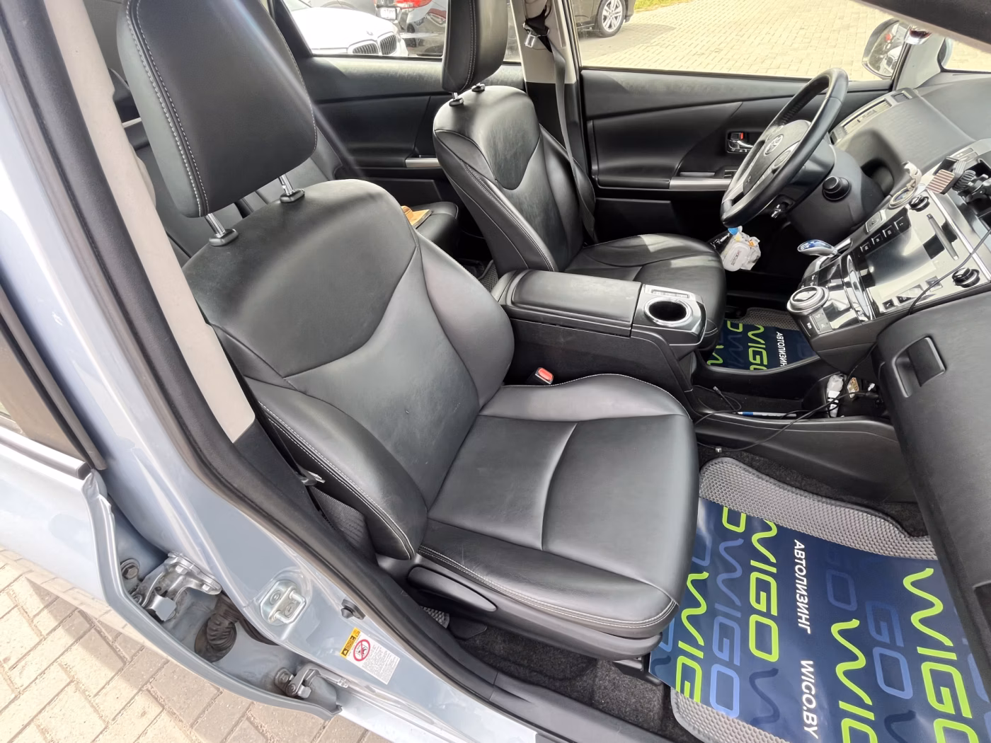 Toyota Prius V(+) фото 11