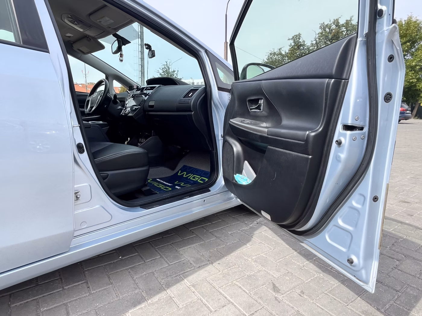 Toyota Prius V(+) фото 12