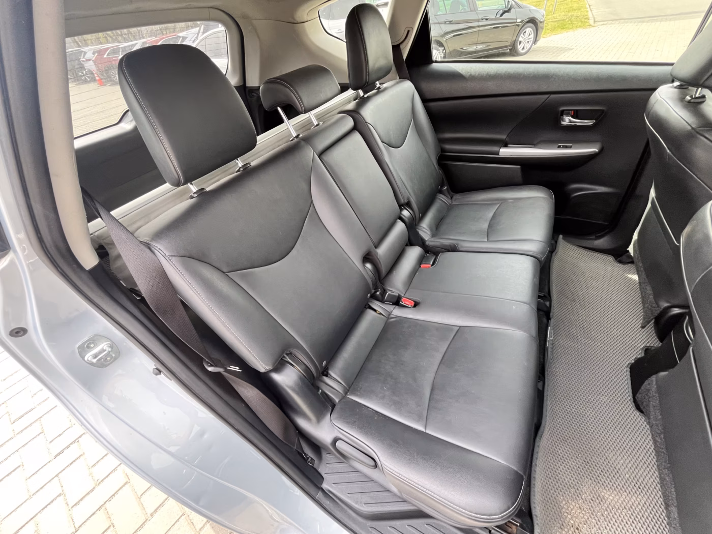 Toyota Prius V(+) фото 14