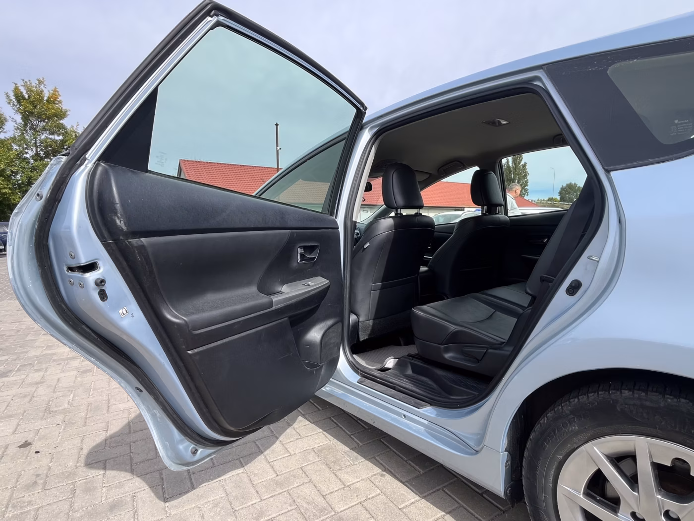 Toyota Prius V(+) фото 18