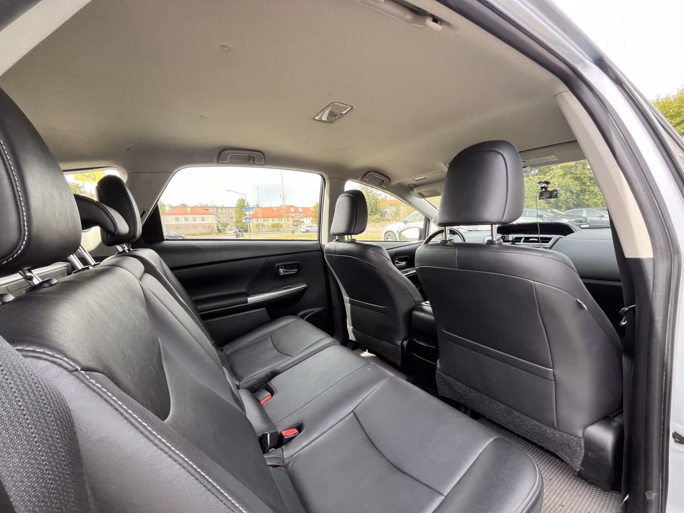 Toyota Prius V(+) фото 19