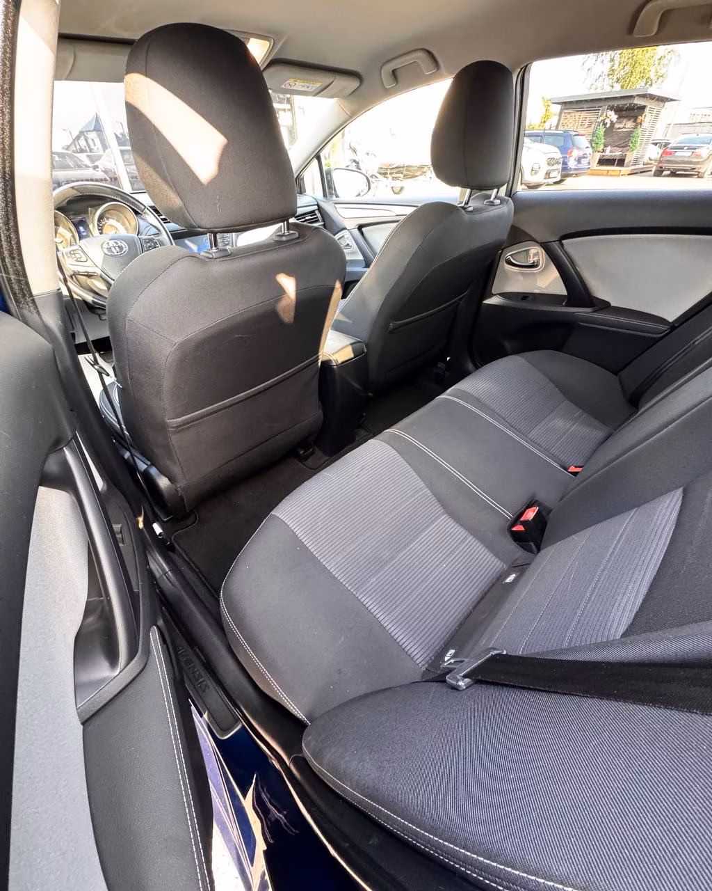Toyota Avensis фото 11