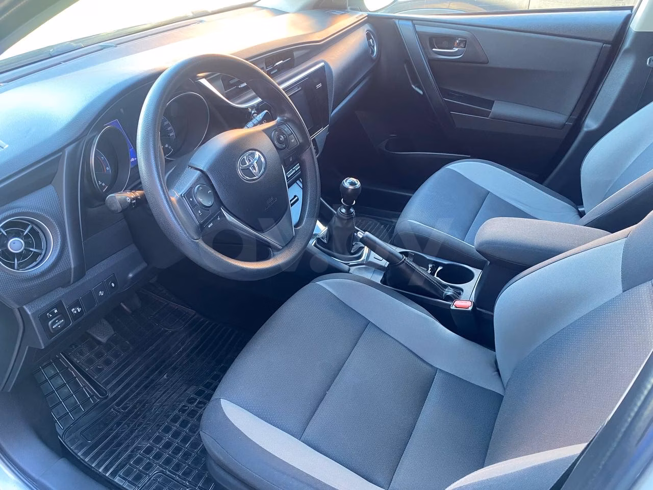 Toyota Auris фото 7