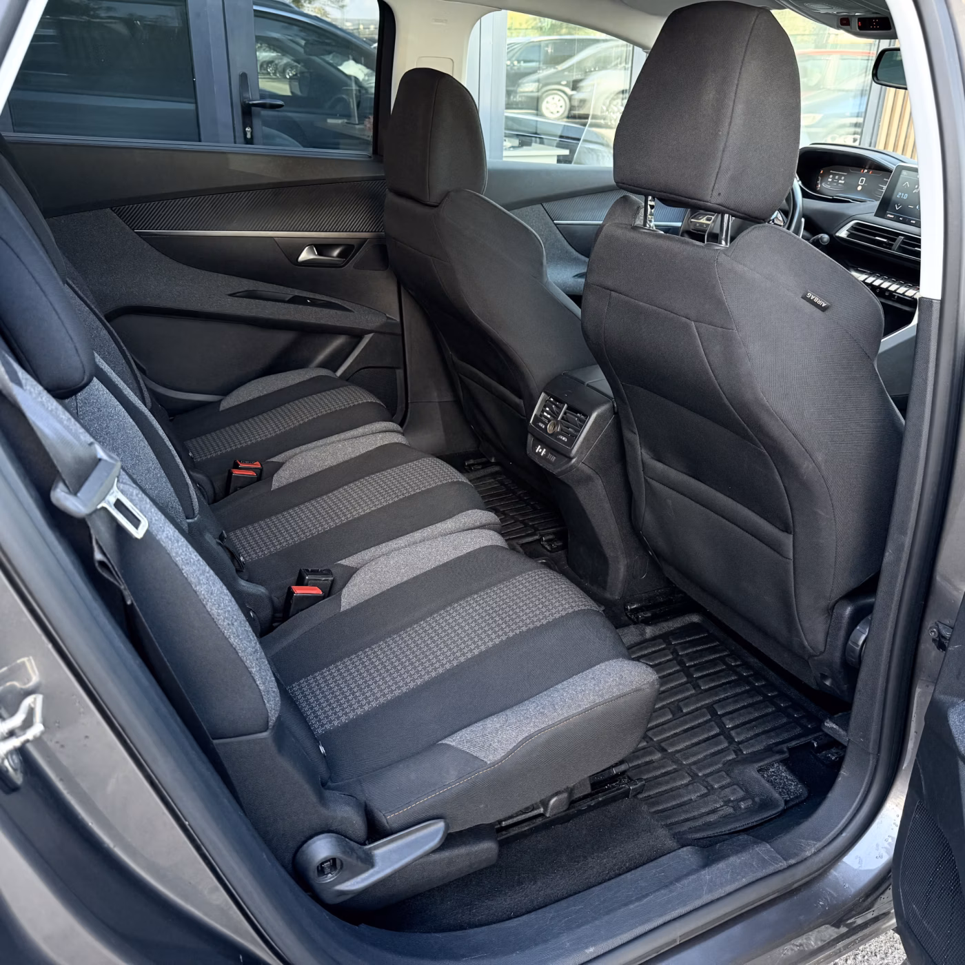 Peugeot 5008 фото 10