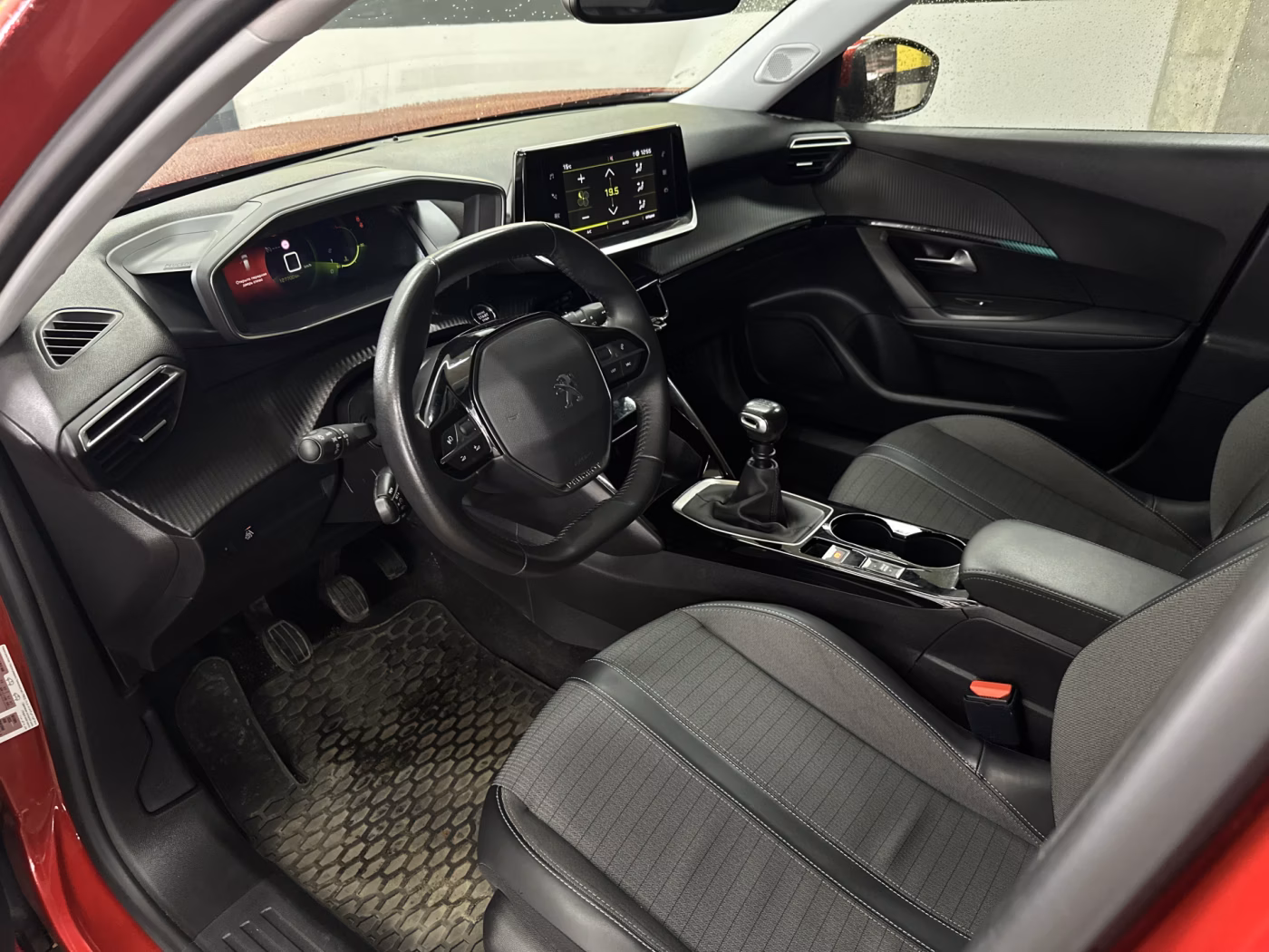 Peugeot 2008 фото 12