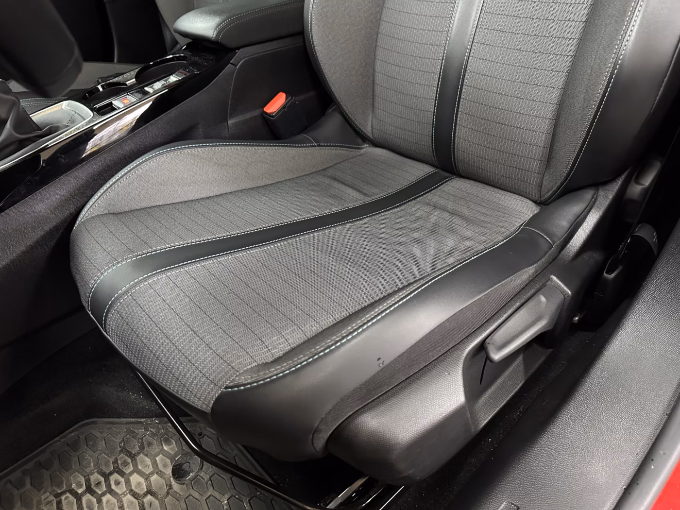 Peugeot 2008 фото 17