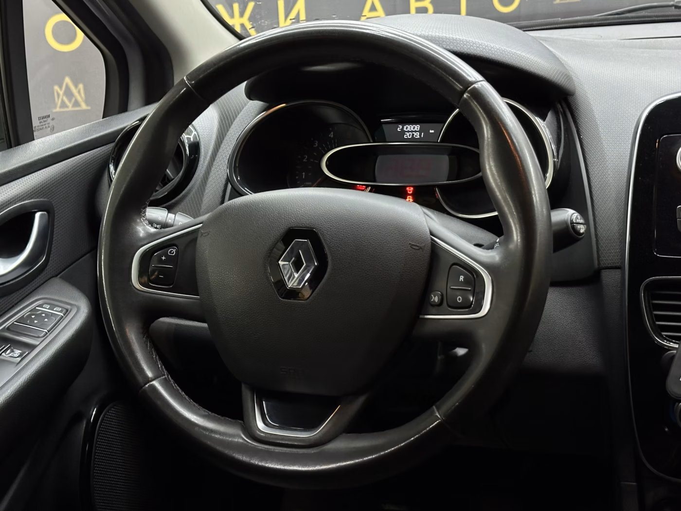 Renault Clio фото 12