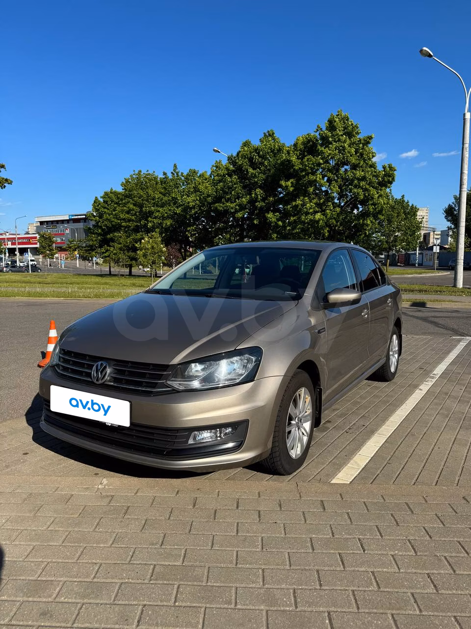 Volkswagen Polo Sedan фото 2