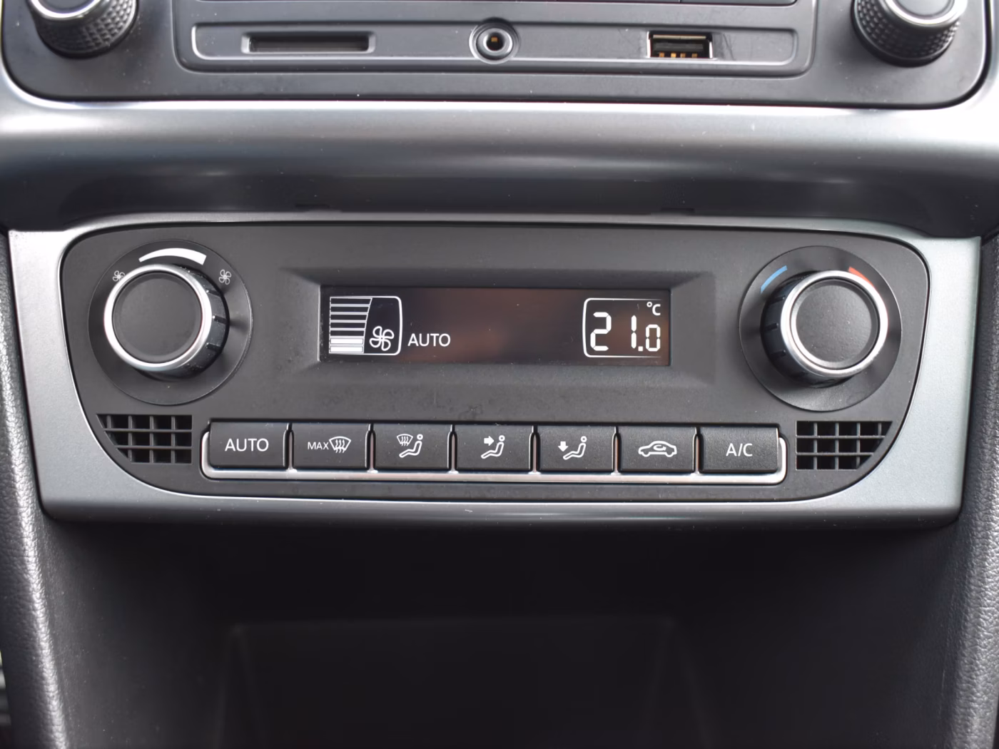 Volkswagen Polo Sedan фото 19