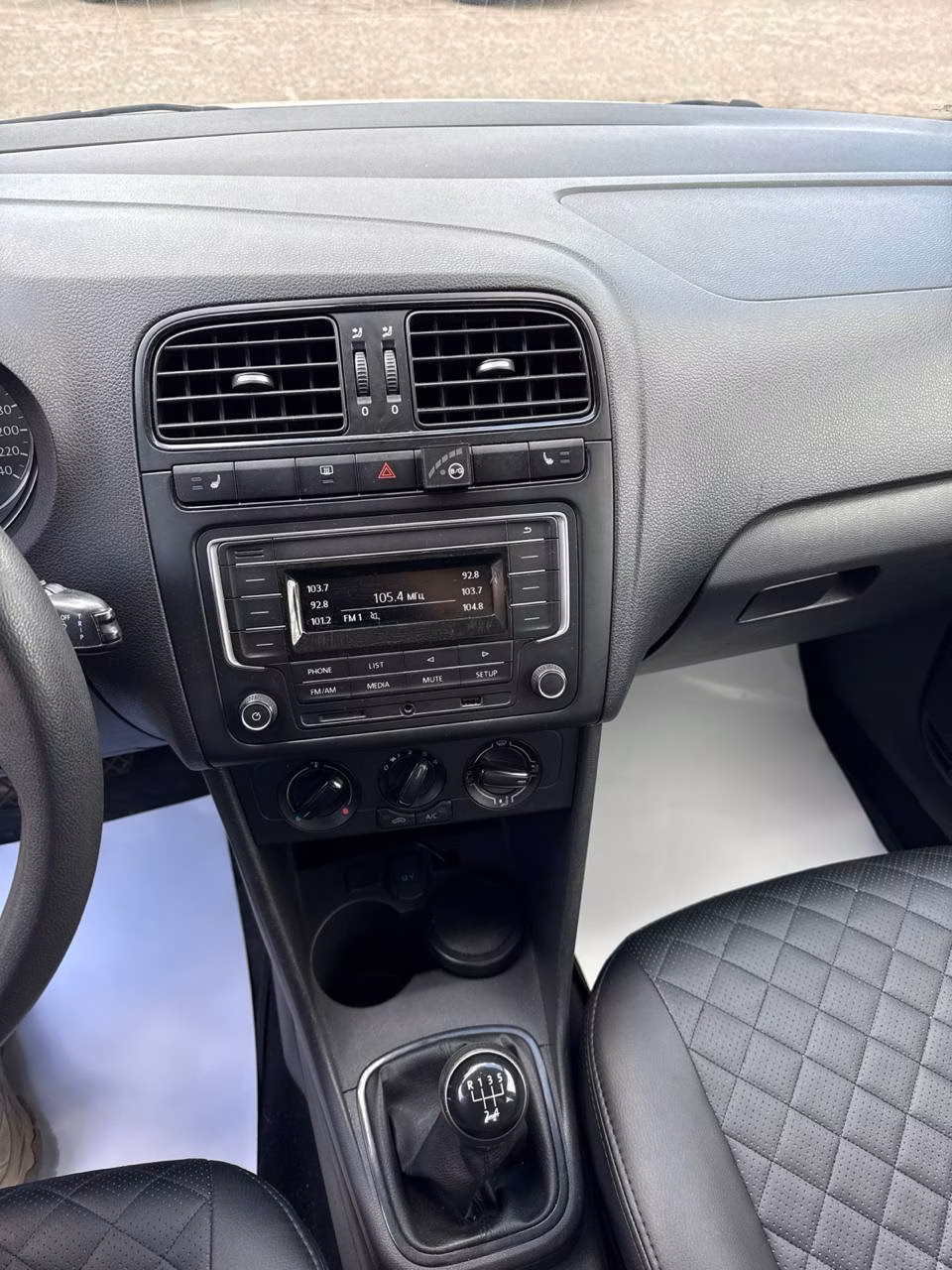 Volkswagen Polo Sedan фото 9