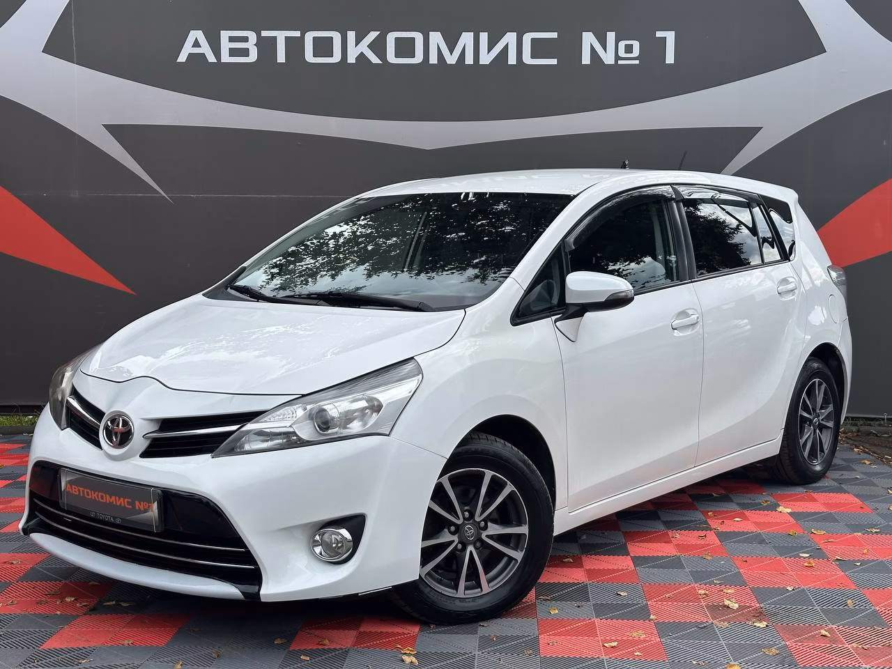 Toyota Verso фото 2