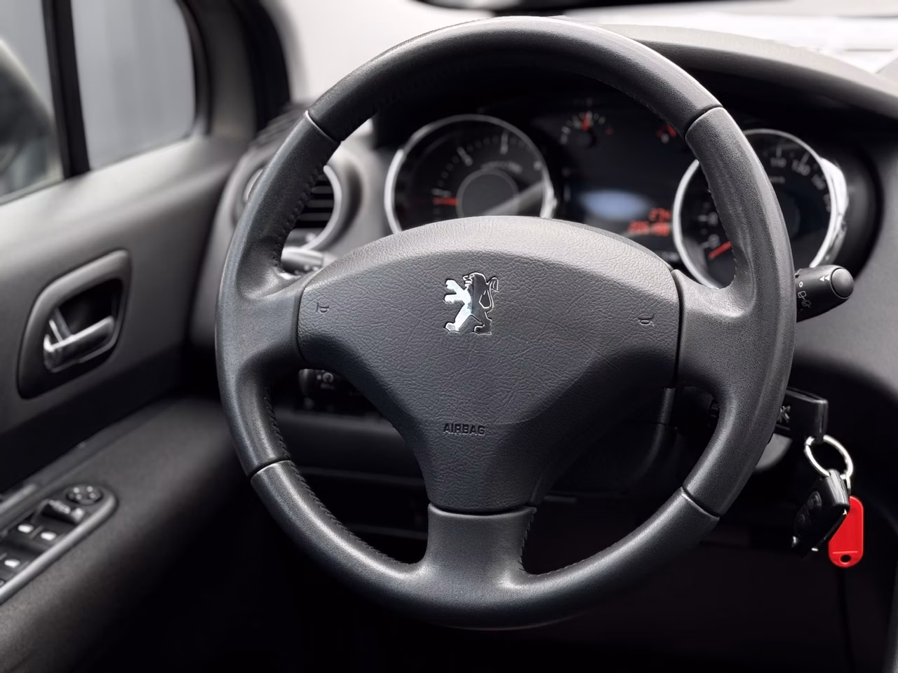 Peugeot 5008 фото 8