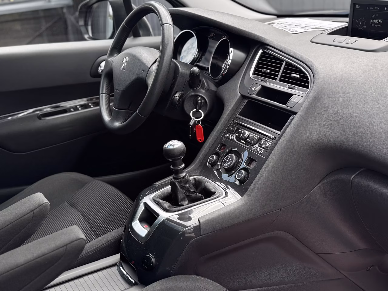 Peugeot 5008 фото 9