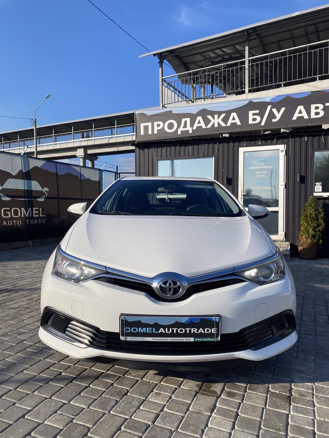 Toyota Auris фото 2