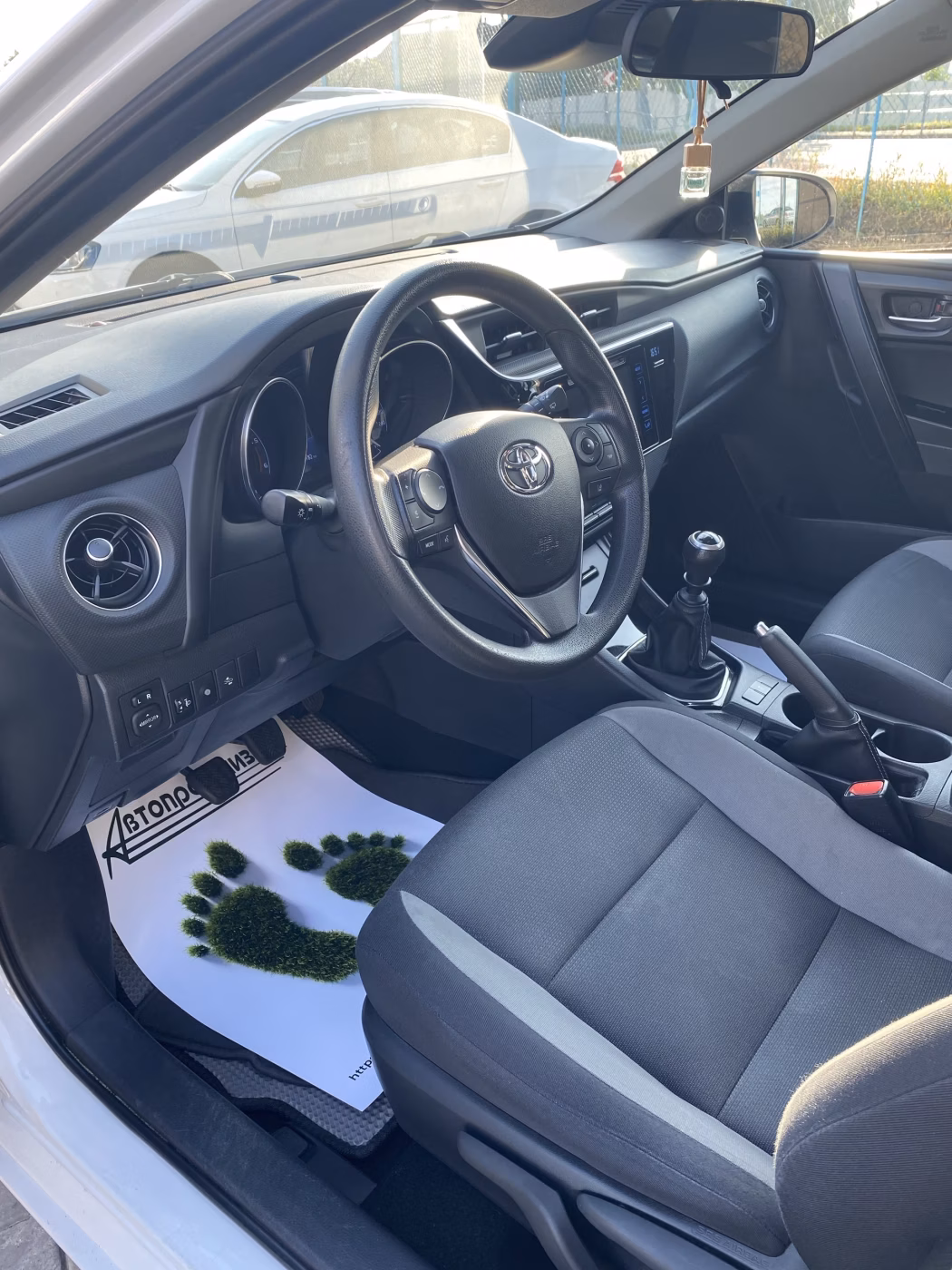 Toyota Auris фото 9