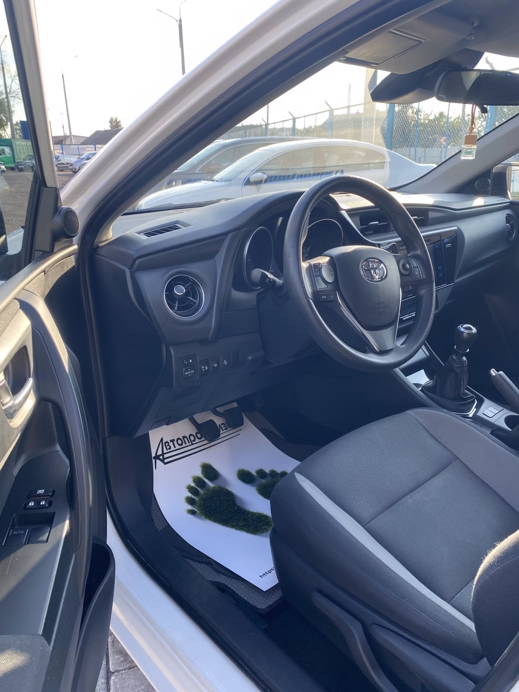 Toyota Auris фото 10