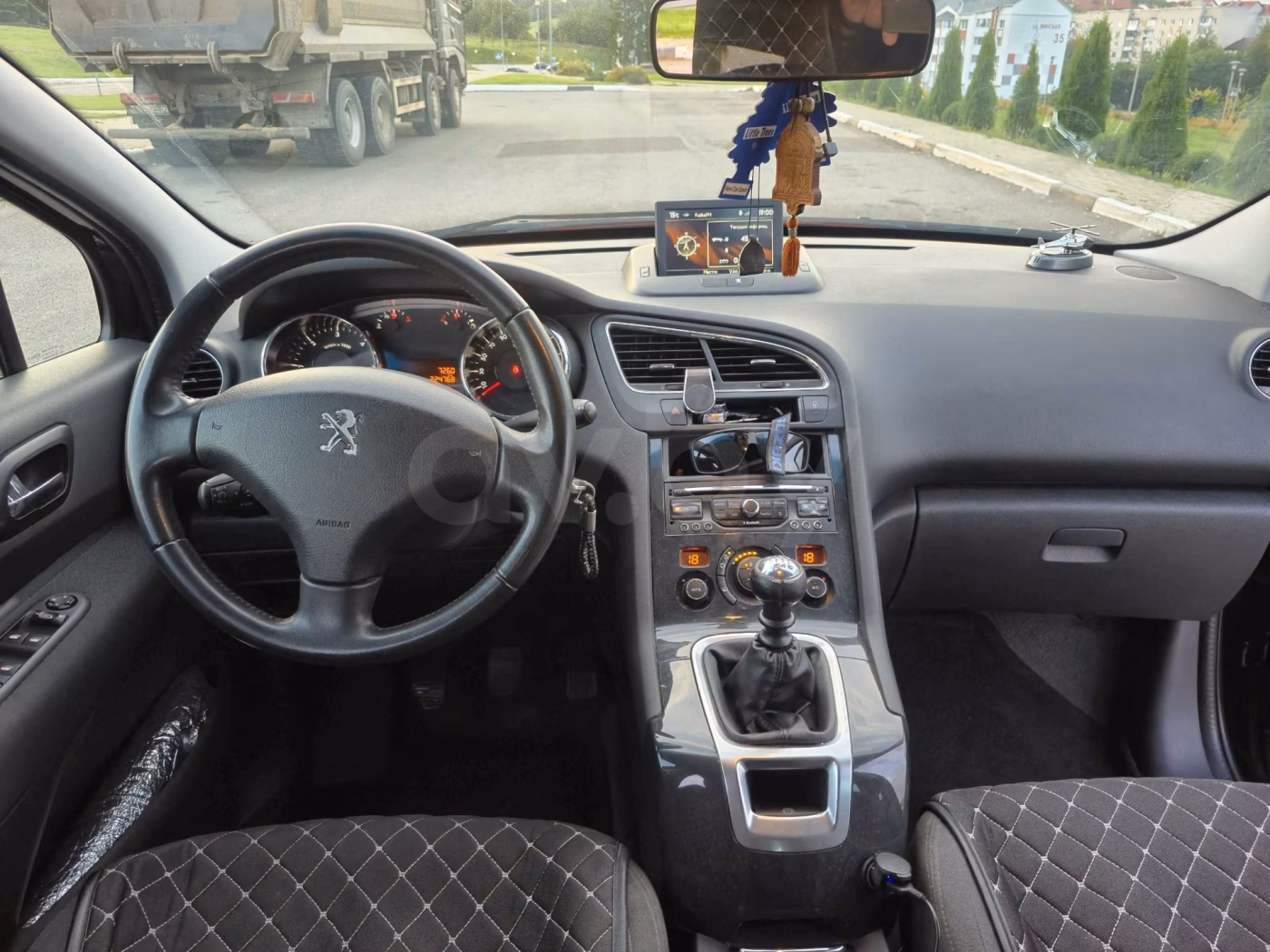 Peugeot 5008 фото 9