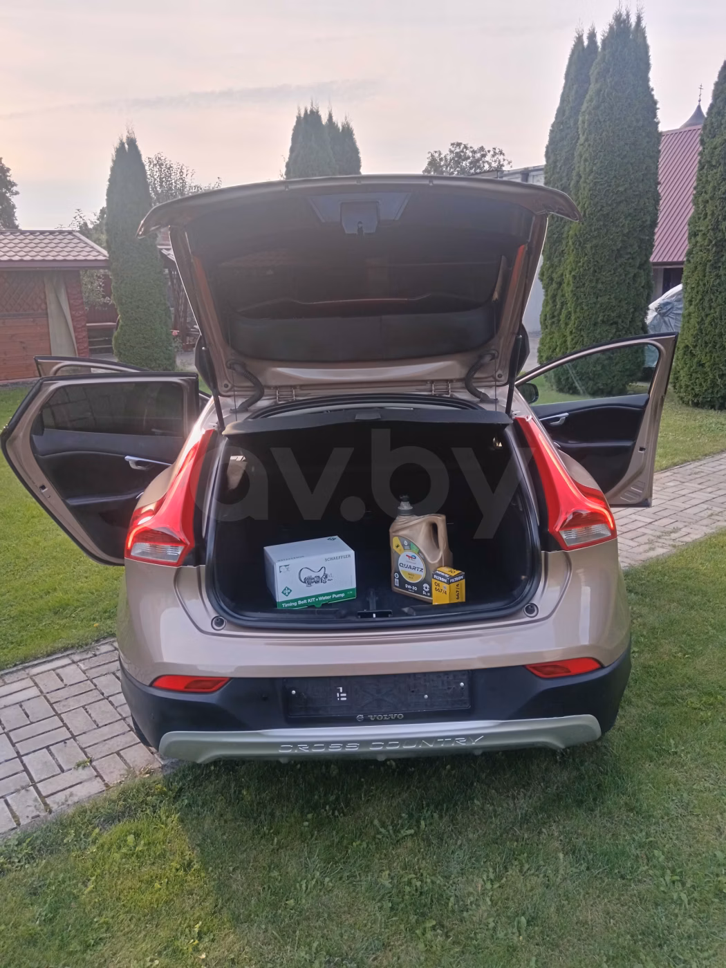 Volvo V40 Cross Country фото 13