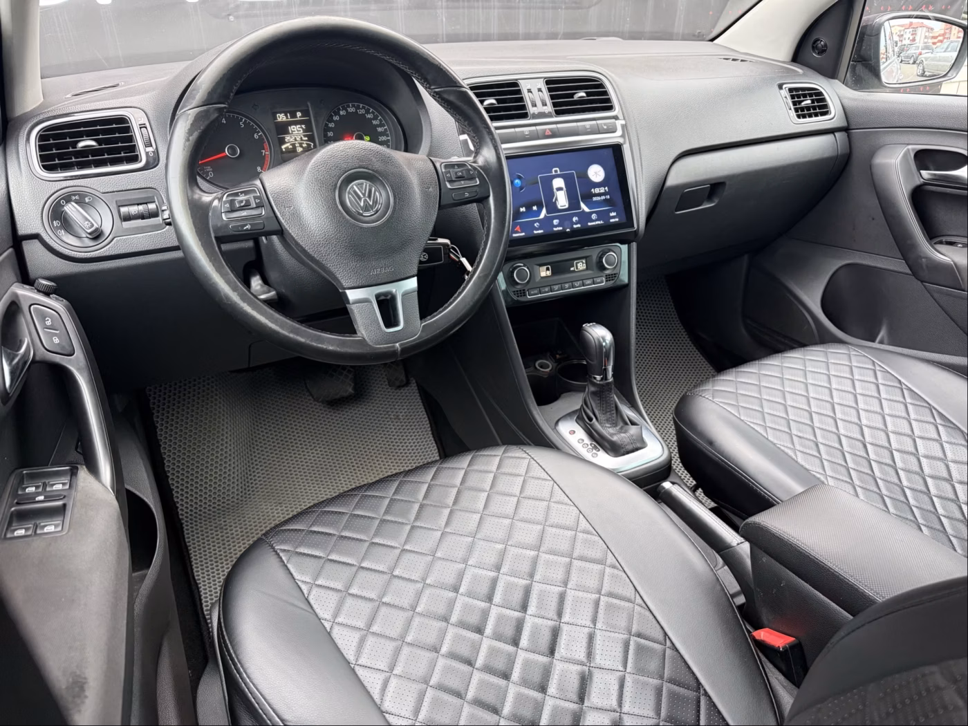 Volkswagen Polo Sedan фото 9