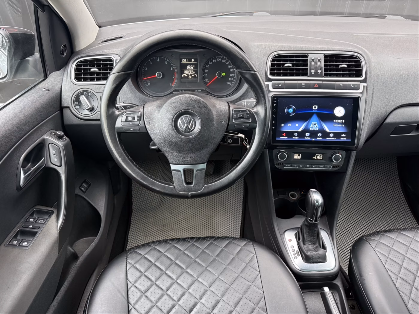 Volkswagen Polo Sedan фото 10