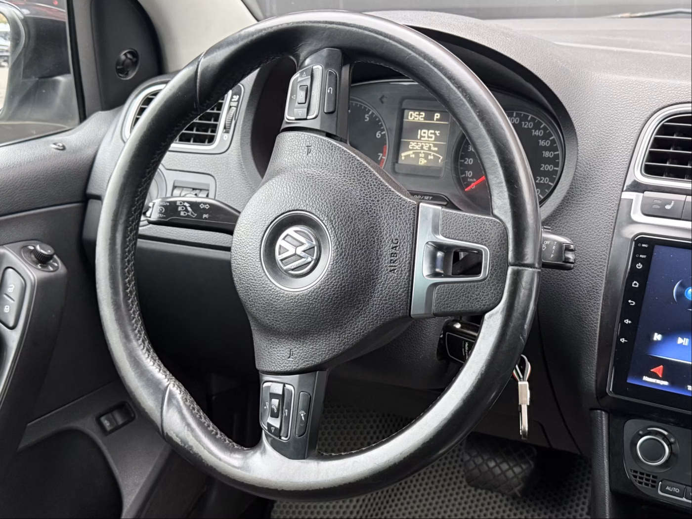 Volkswagen Polo Sedan фото 12