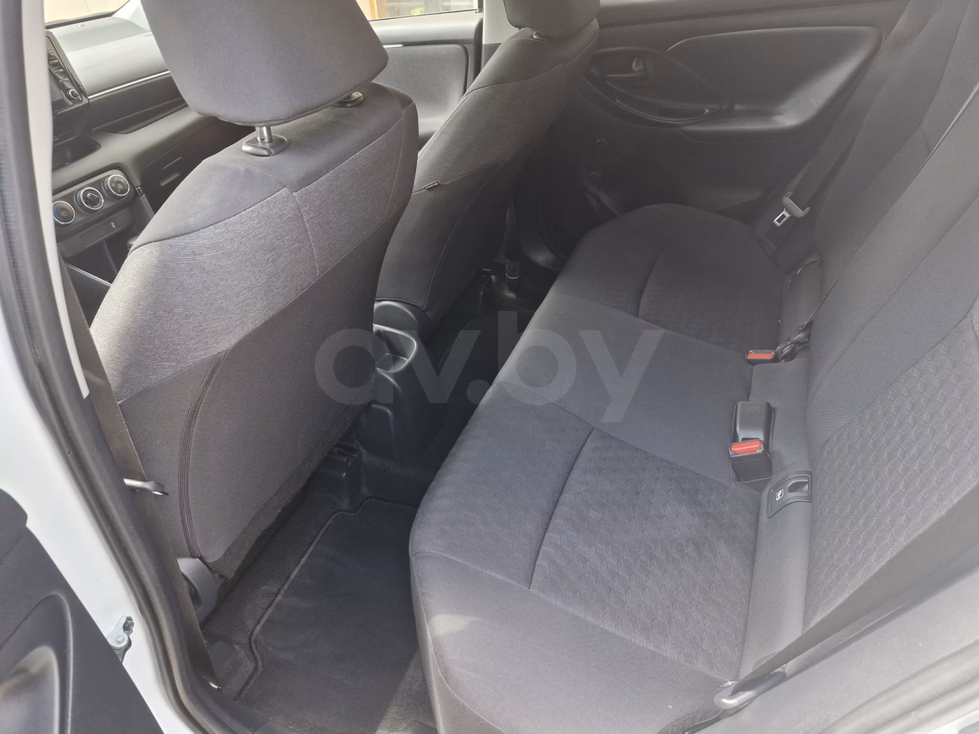 Toyota Yaris фото 12