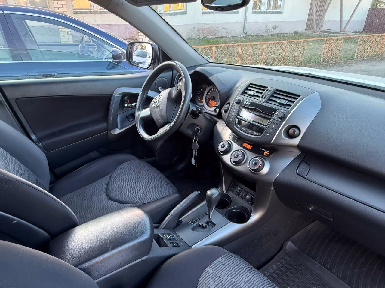 Toyota RAV4 фото 10