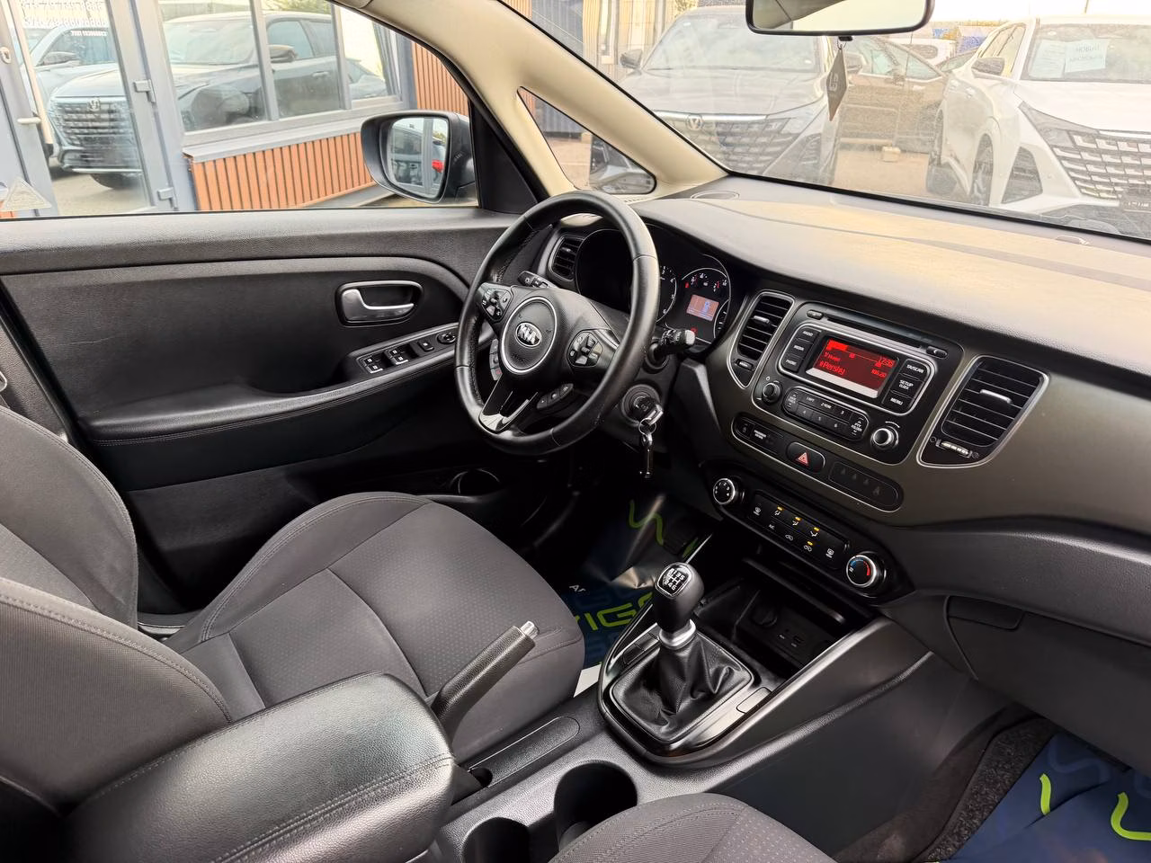 Kia Carens фото 9