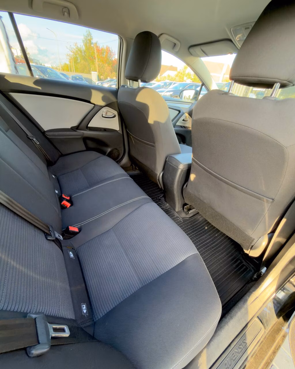 Toyota Avensis фото 11