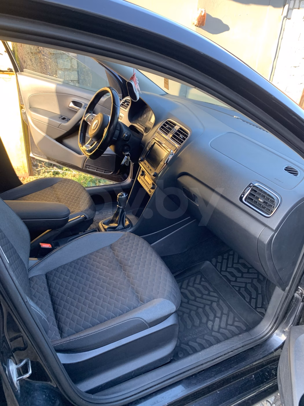 Volkswagen Polo Sedan фото 10