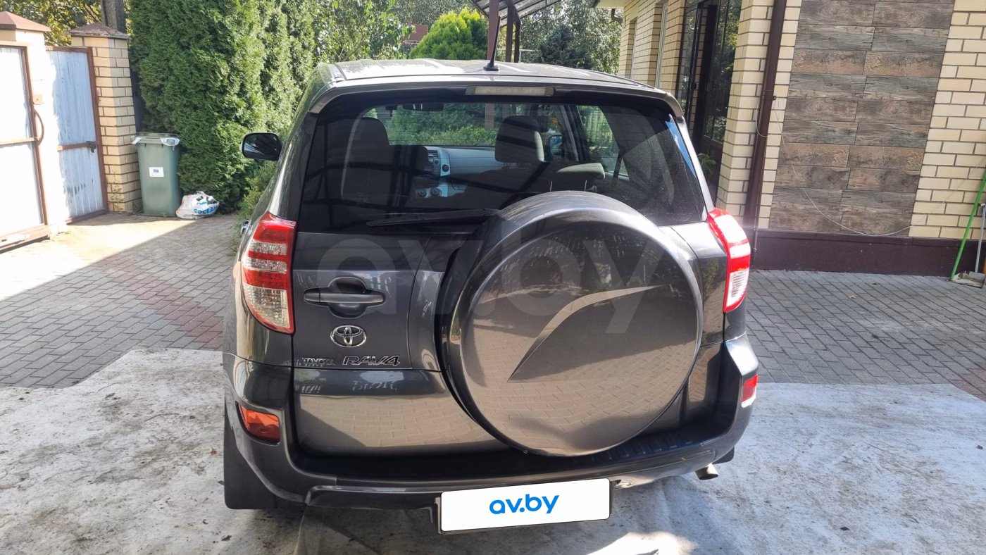 Toyota RAV4 фото 2