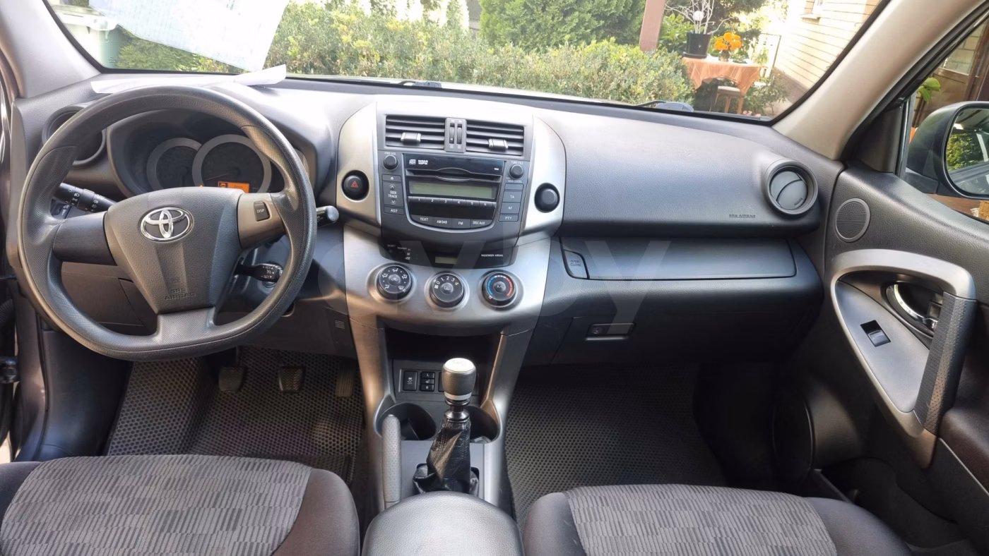 Toyota RAV4 фото 8
