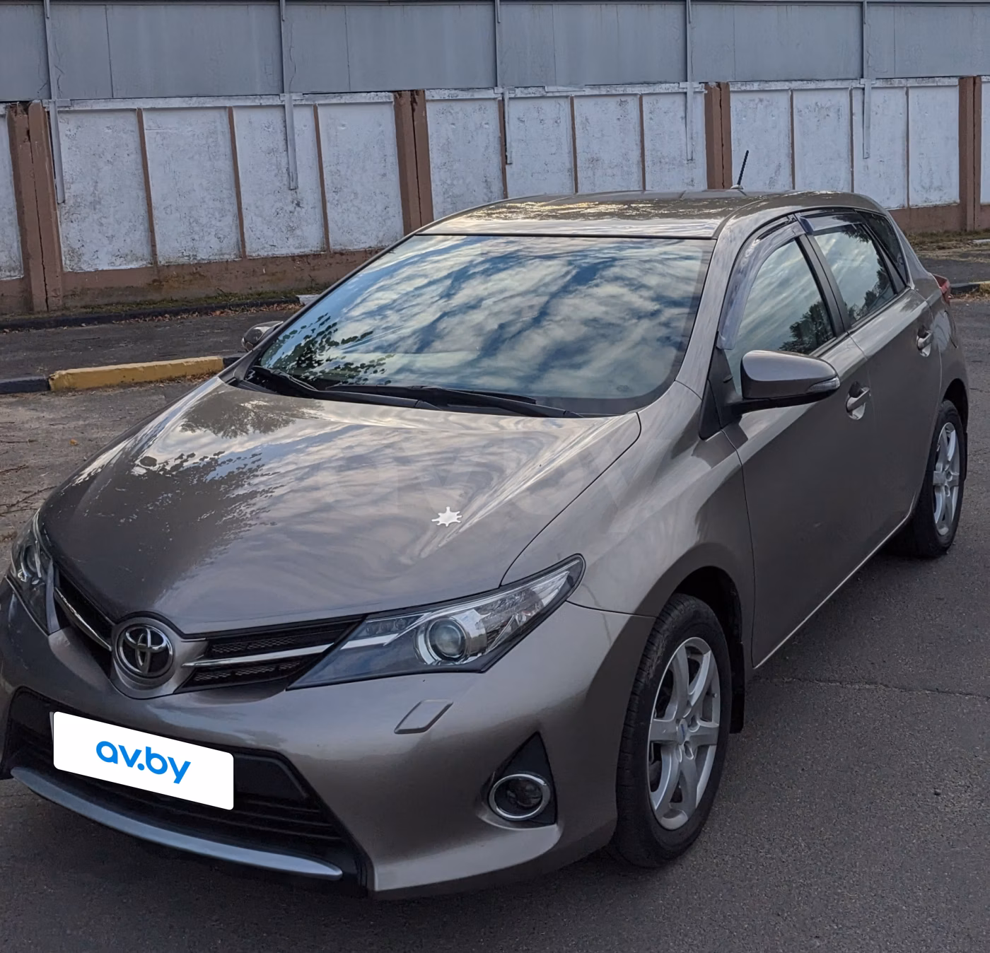 Toyota Auris фото 2