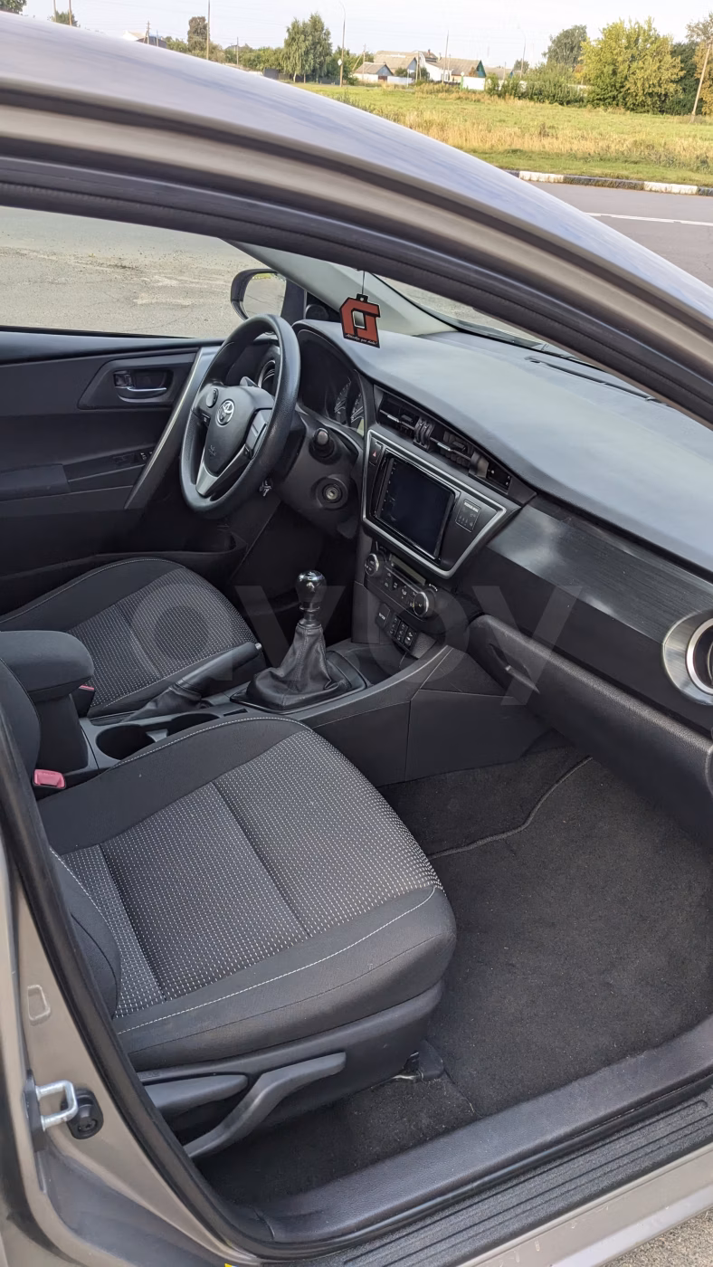 Toyota Auris фото 12