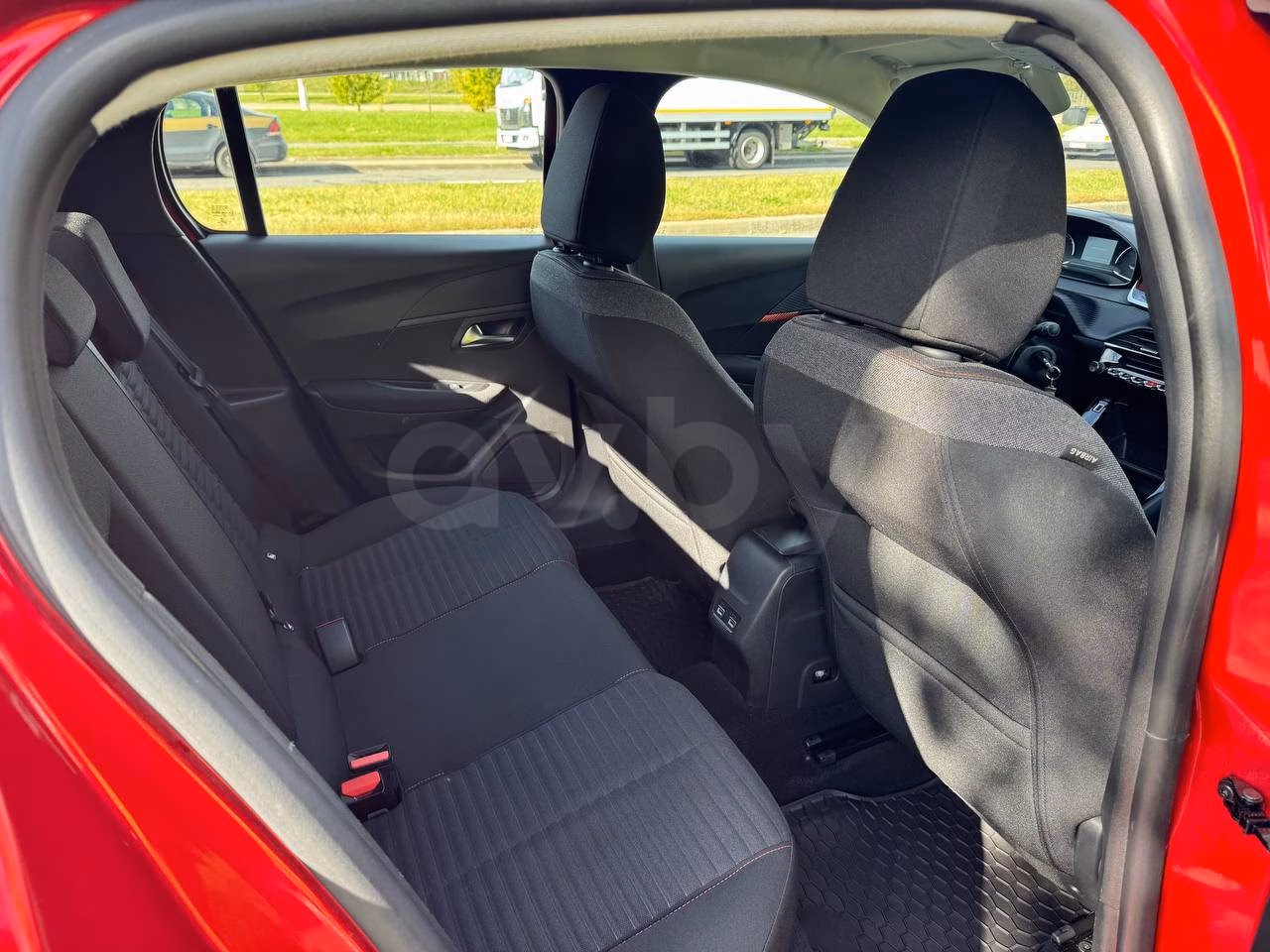 Peugeot 208 фото 13