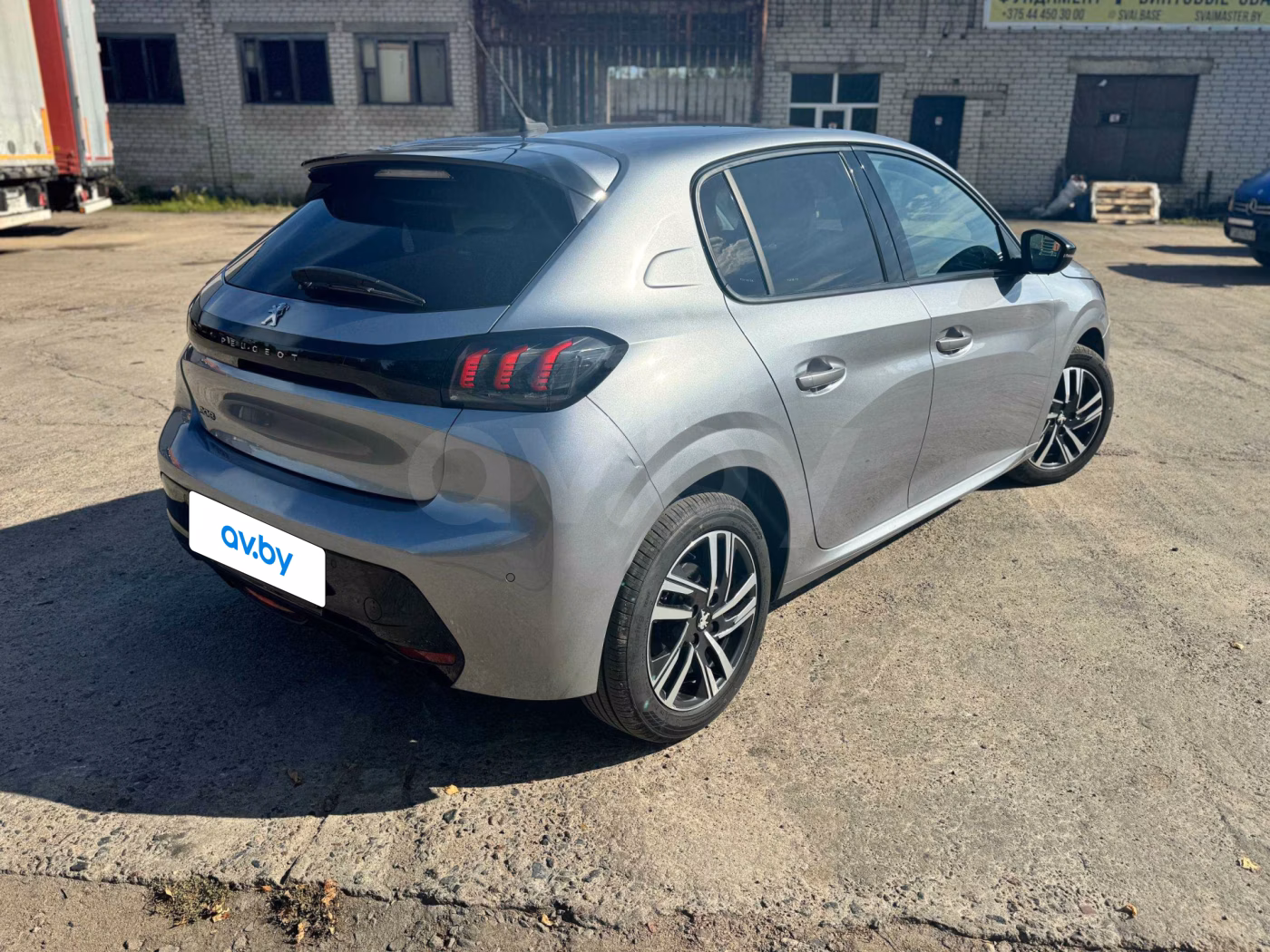Peugeot 208 фото 3
