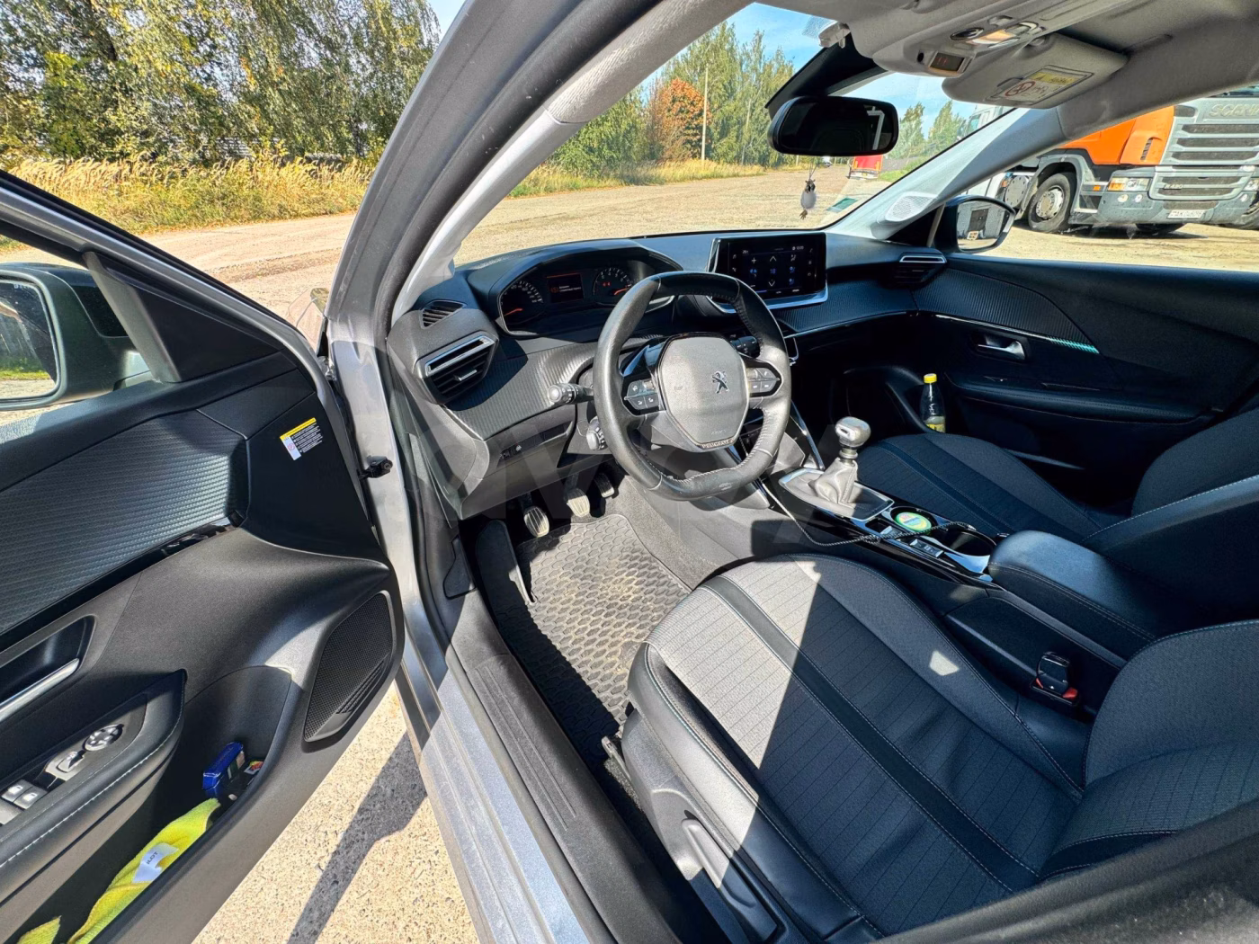 Peugeot 208 фото 9
