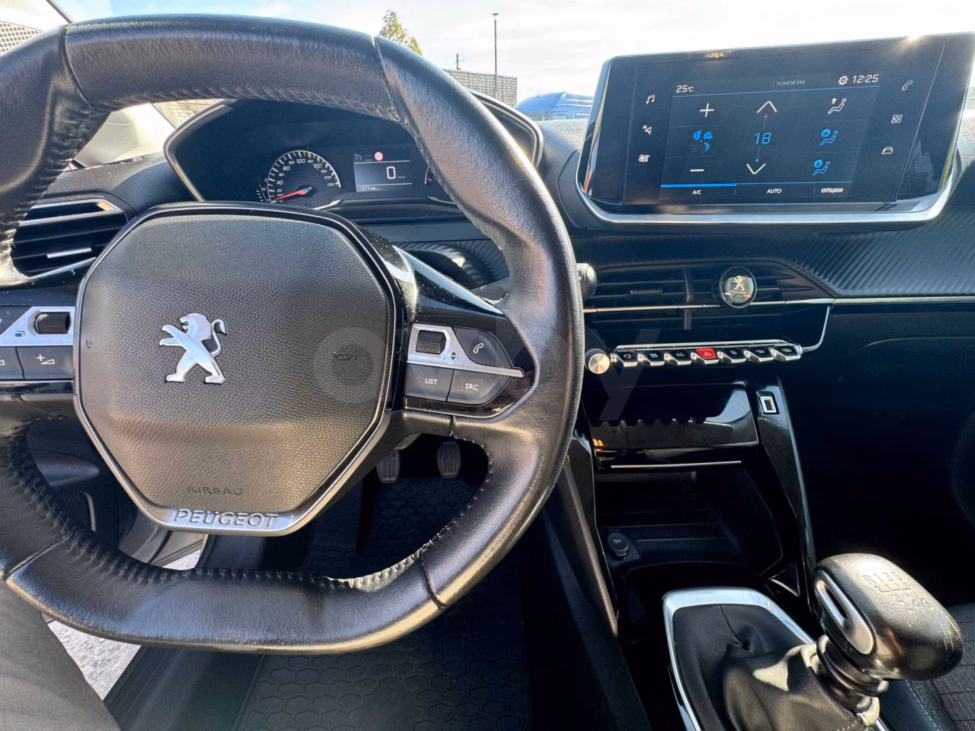 Peugeot 208 фото 10