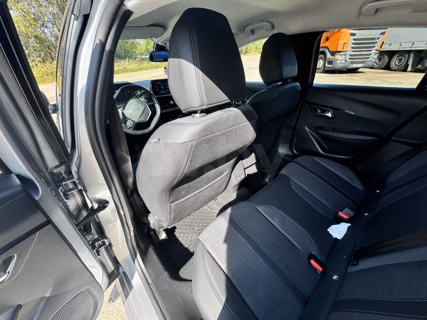 Peugeot 208 фото 12