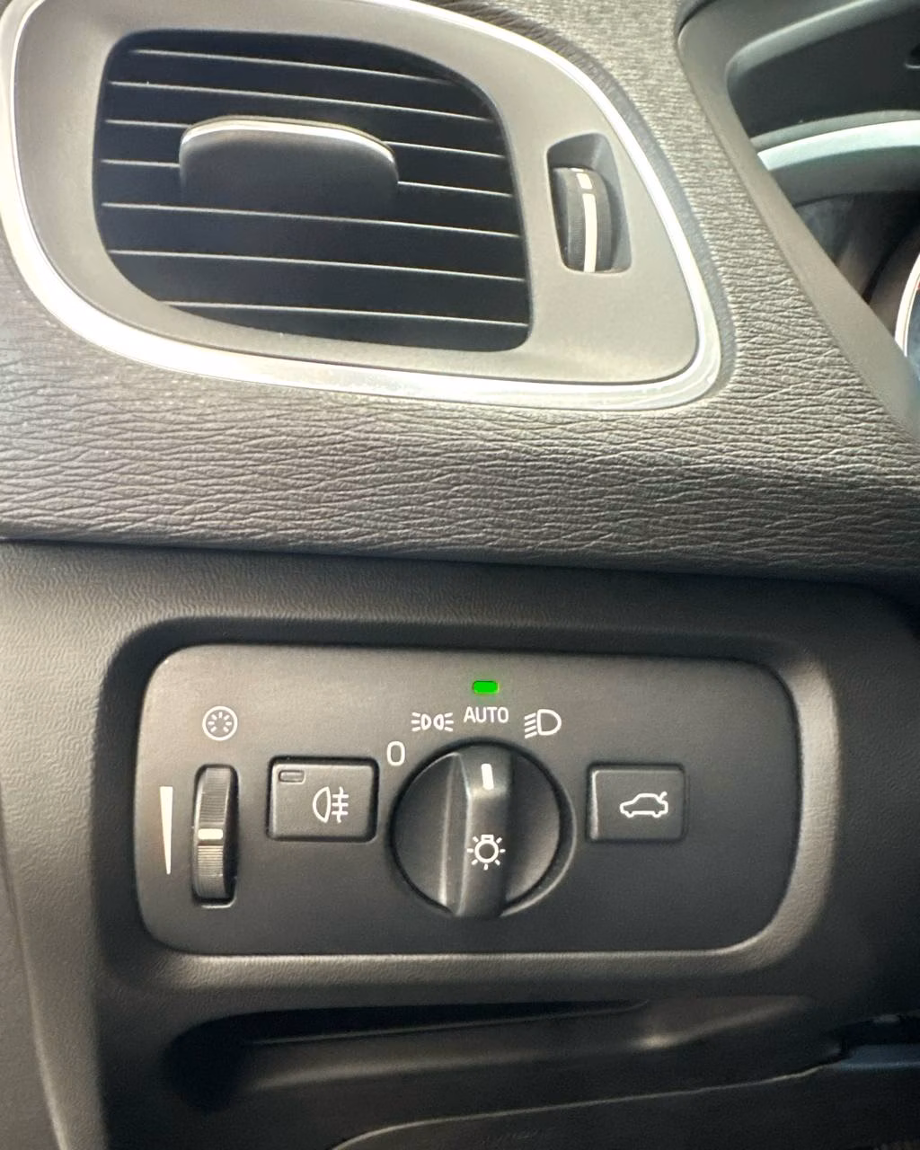 Volvo V40 фото 11