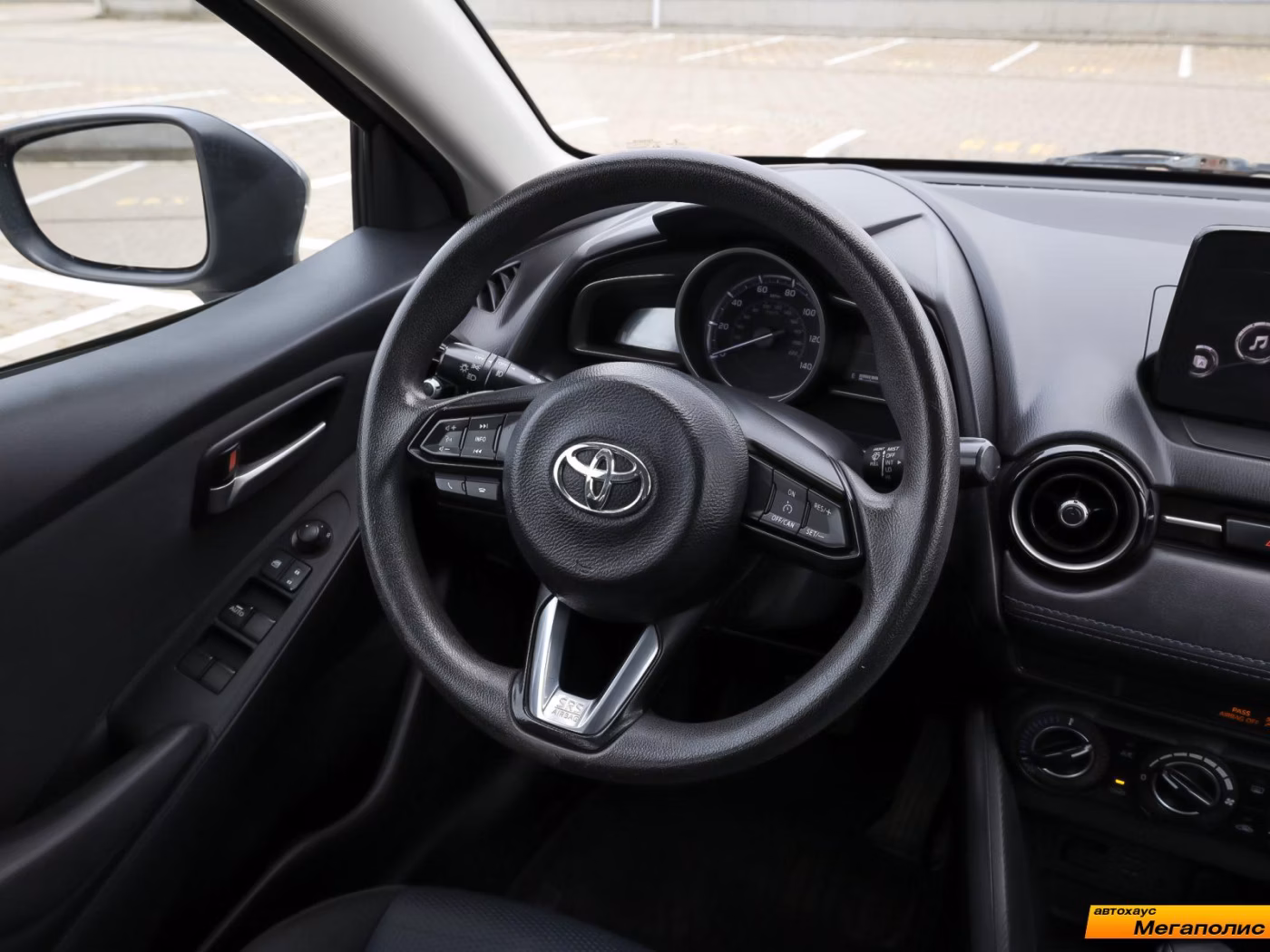 Toyota Yaris фото 7