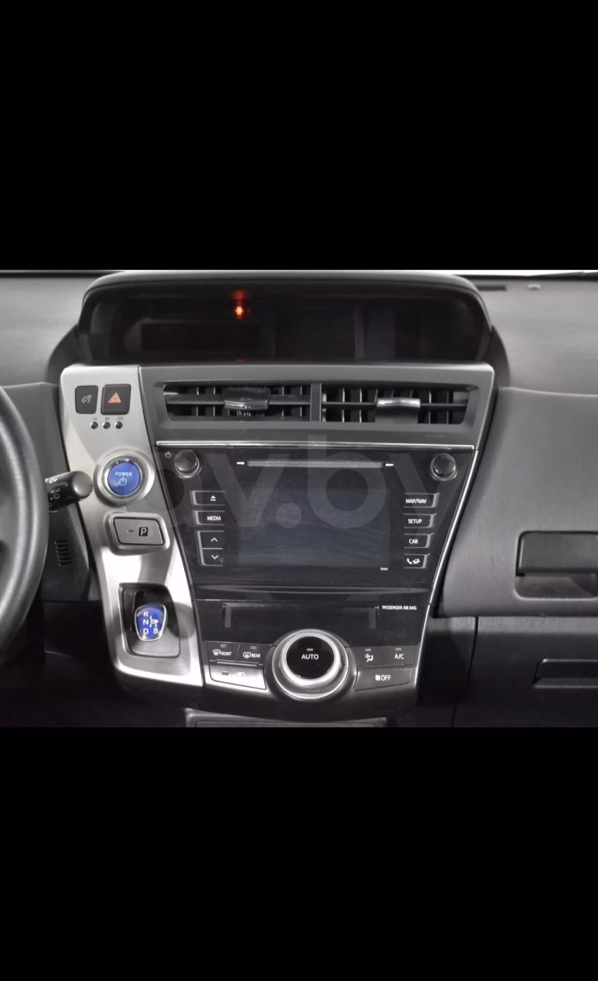 Toyota Prius V(+) фото 2